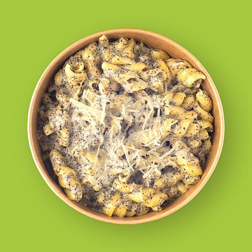 Romige truffelpasta met Parmezaan in een kraft bowl, klaar om thuis van te genieten