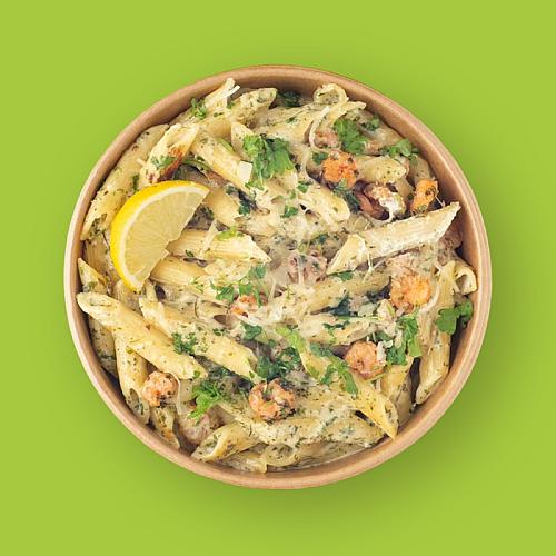 Penne met gegrilde garnalen, citroen en verse kruiden in een kraft bowl