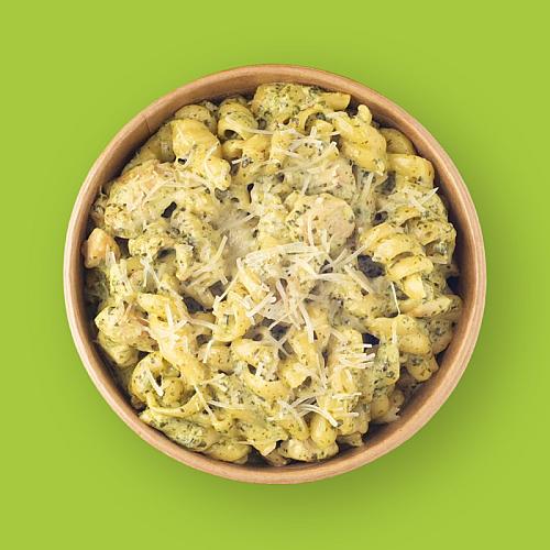 Romige pestopasta met kip en Parmezaan in een kraft bowl