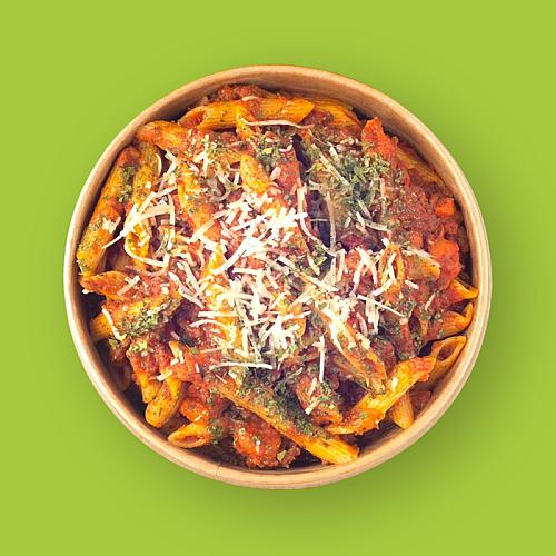 Verse pasta bolognese met Parmezaanse kaas in een kraft bowl